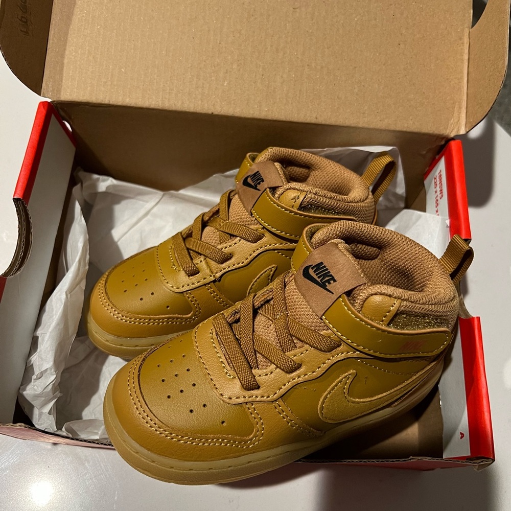 Nike Court Borough Mid II
